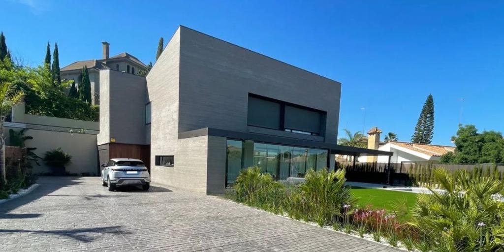 Sale a la venta una casa de 'futbolistas' en una de las zonas más lujosas de Sevilla