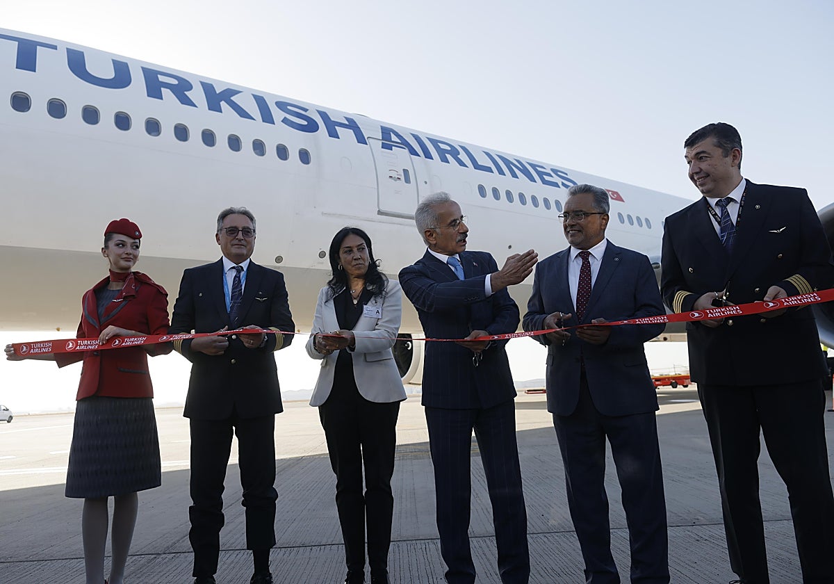 Responsables de la aerolínea turca Turkish Airlines y otras personalidades políticas del país