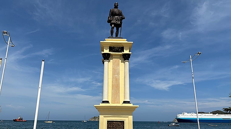 Monumento al sevillano Rodrigo de Bastidas en Santa Marta, la ciudad que fundó en 1525. Este 2025 celebra sus 500 años como ciudad más antigua de Colombia y como urbe permanente de la América continental.El monumento es obra del escultor sevillano José Lafita Díaz