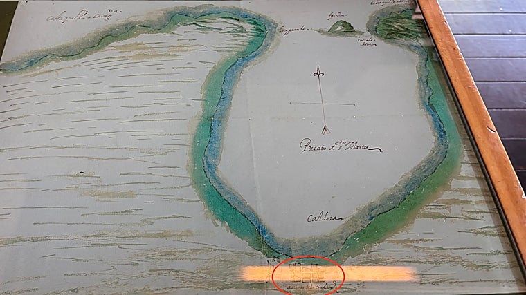 Facsímil conservado en el Museo del Oro de Santa Marta, procedente del Archivo General de Indias. Muestra la Bahía de Santa Marta y la ciudad (señalada en rojo) fundada en el interior de dicho fondeadero natural