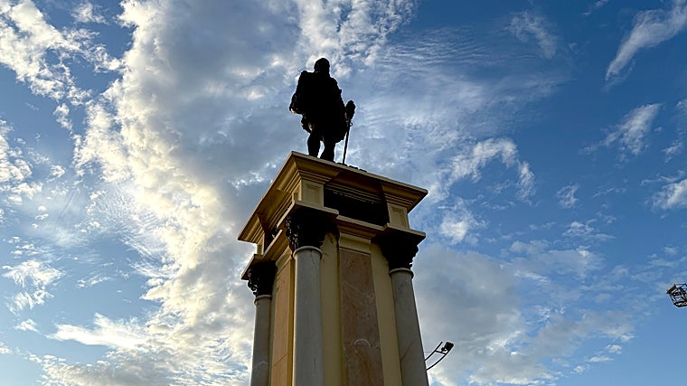 La silueta de Rodrigo de Bastidas domina el horizonte del Paseo Bastidas en Santa Marta, recordando al fundador cuya memoria sigue presente en la ciudad