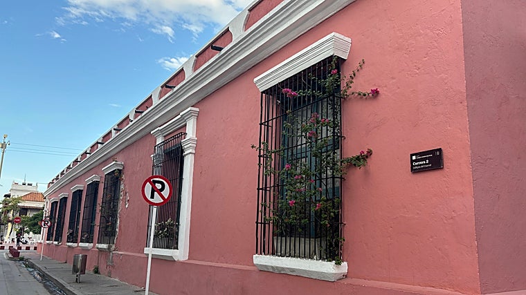 Arquitectura virreinal en el centro histórico de Santa Marta. Sus fachadas, rejas y colores recuerdan a las casas andaluzas, testimonio vivo de los puentes culturales entre Sevilla y el Caribe