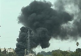 Un incendio provoca una gran nube de humo negro que cubre parte de Dos Hermanas