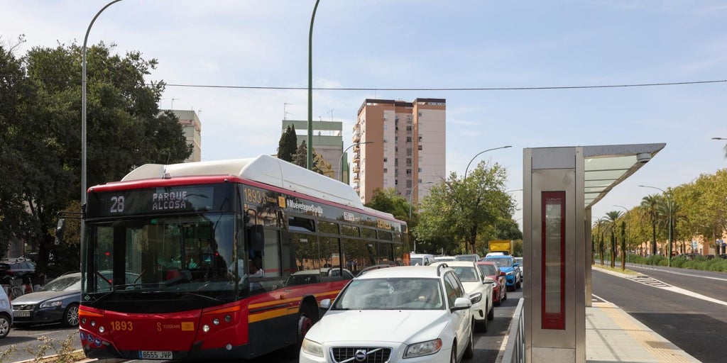 Los barrios de Sevilla afectados por los atascos temen que el tranvibús sea más un problema que una solución