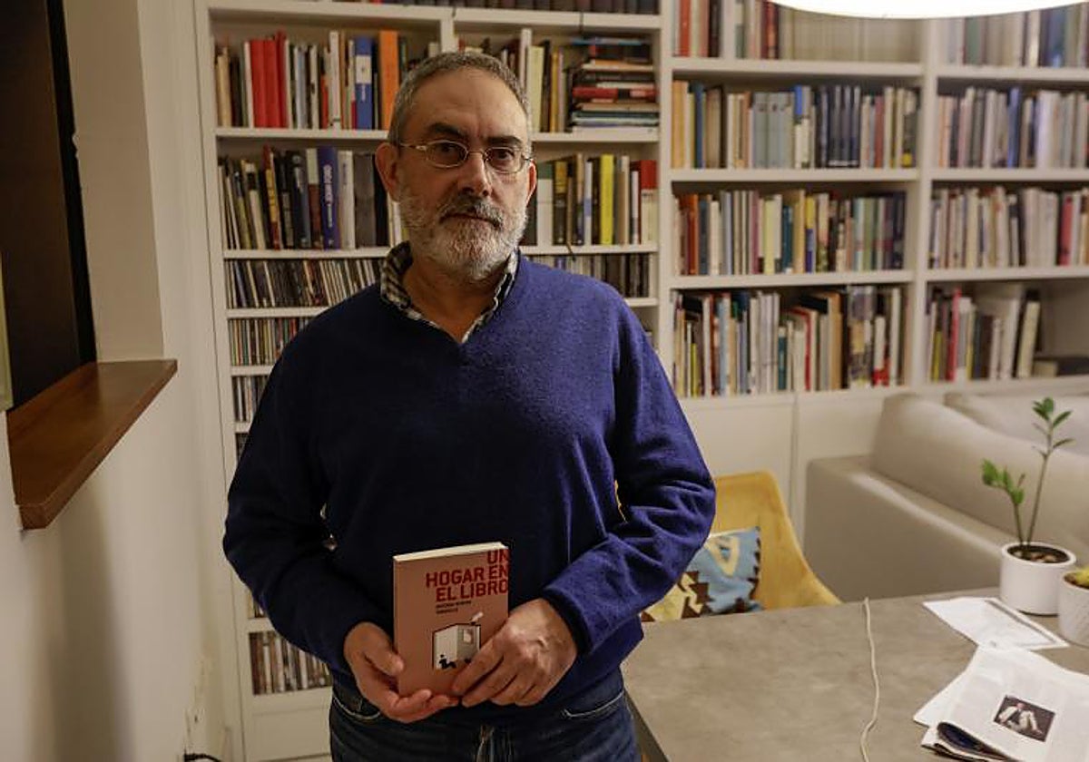 Antonio Rivero Taravillo en su casa de Sevilla, que era un auténtico templo de la cultura