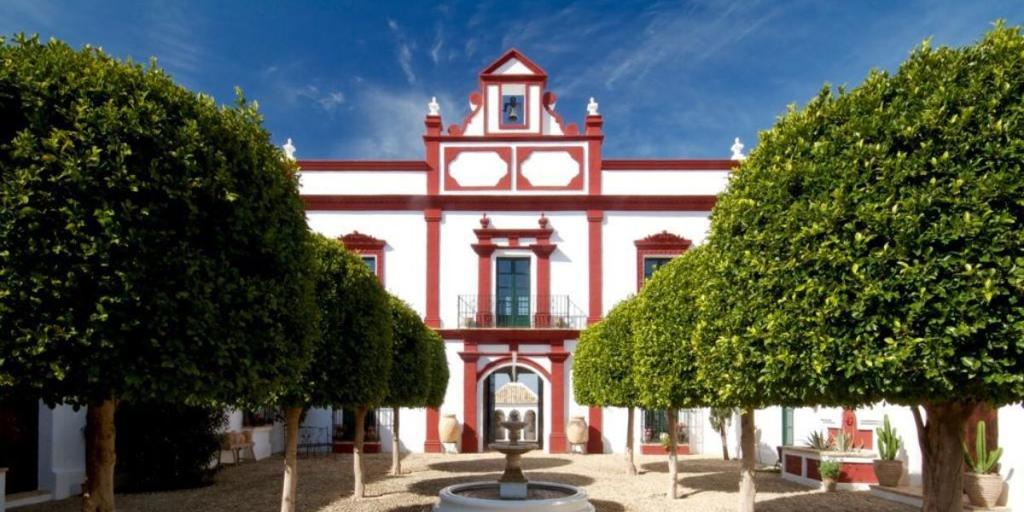 Este pueblo de Sevilla vende el 'castillo' de un duque: 12 habitaciones, sin vecinos y con un baño árabe