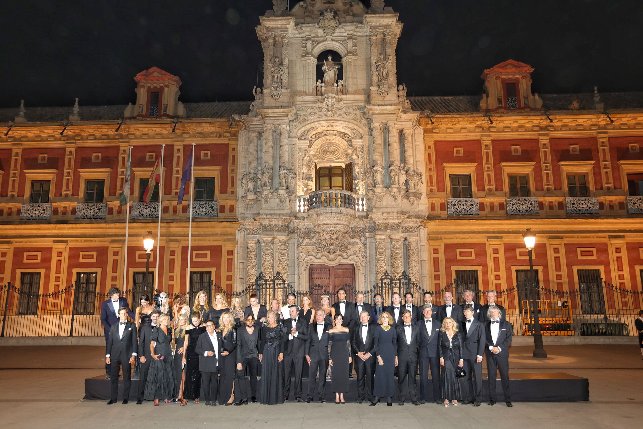 La foto oficial delante de la fachada principal del Palacio de San Telmo