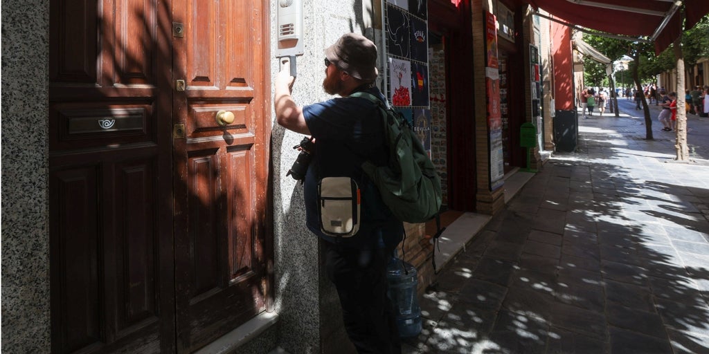 La Junta de Andalucía responde a Sánchez y anuncia que elimina 1.100 licencias de pisos turísticos en Sevilla capital