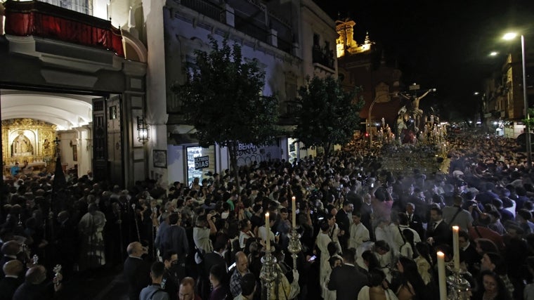 La Virgen de la Estrella, al fondo de la capilla a la que da nombre, aguarda la llegada del Cristo de las Aguas y la Virgen del Mayor Dolor en su salida extraordinaria