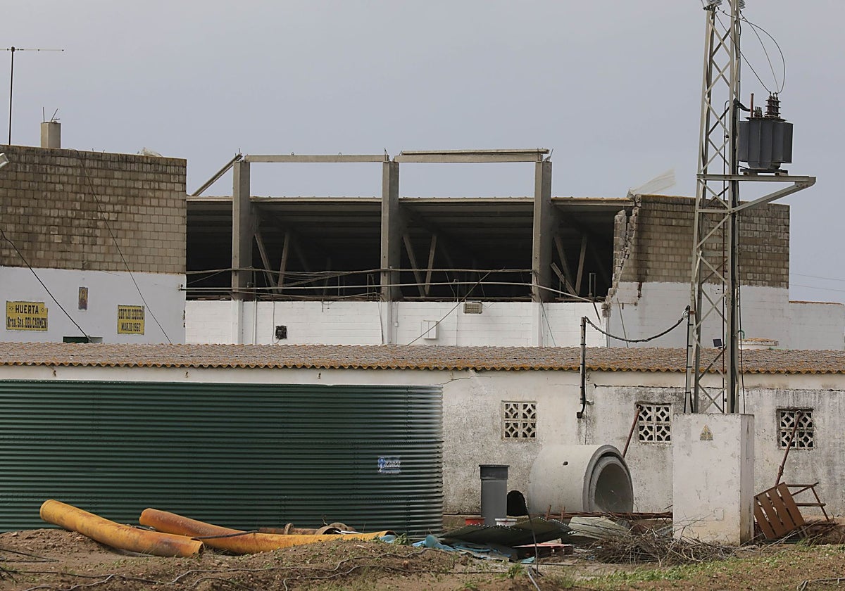 Estado en el que quedó la nave de la finca El Sequero tras el paso de un tornado