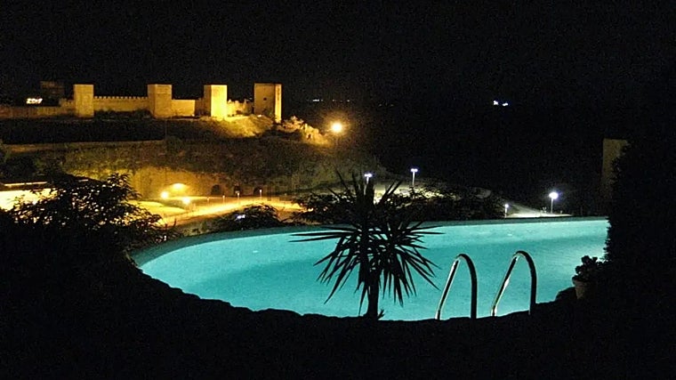 Se vende una casa &#039;castillo&#039; a 20 minutos de Sevilla: tiene un restaurante y vistas impresionantes