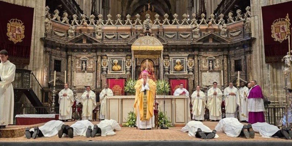 El arzobispo de Sevilla ordena a los seis nuevos diáconos para que sean «transparencia de Cristo»