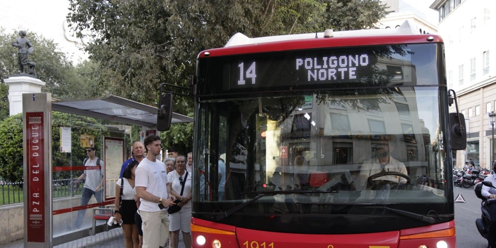 Muchas consultas y preguntas durante la primera jornada de los cambios de Tussam en el centro pero con normalidad entre los viajeros