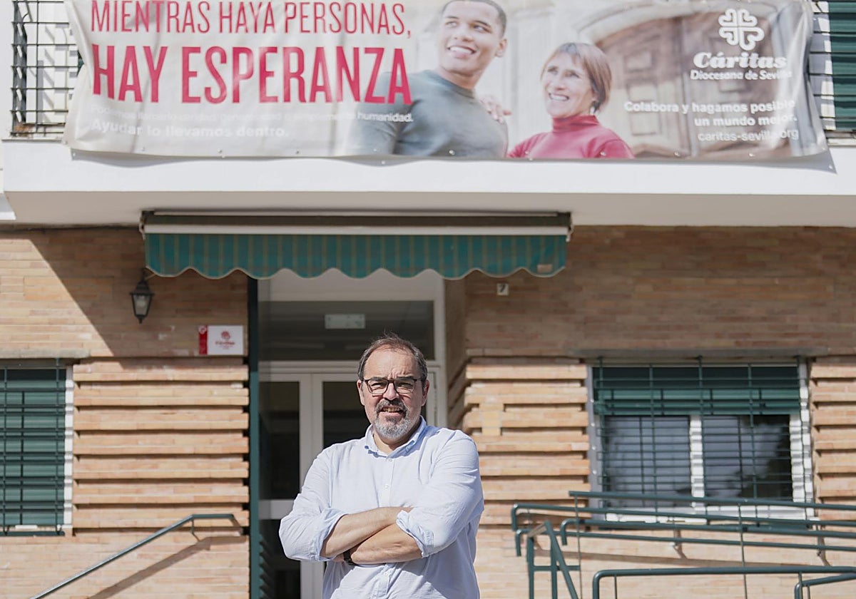 Miguel Ángel Carbajo, director de Cáritas Diocesana de Sevilla, ante la fachada del edificio del ente