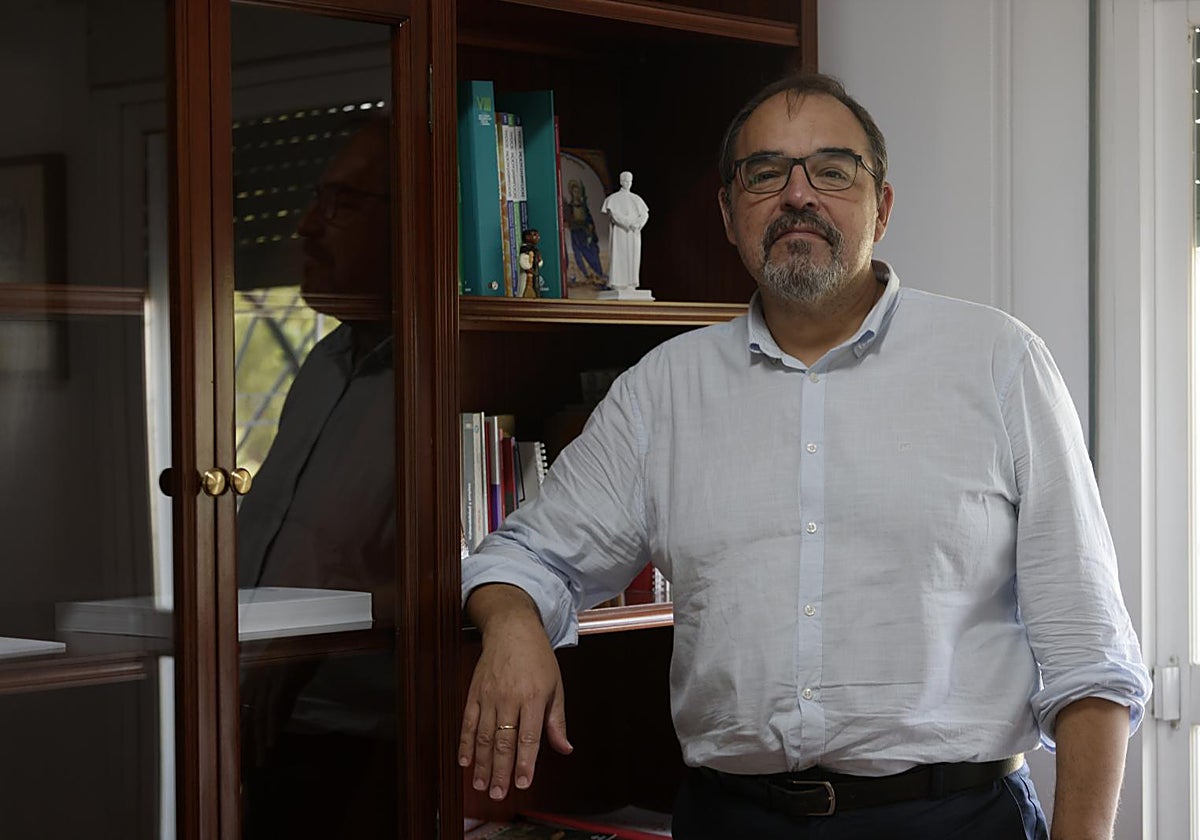 Miguel Ángel Carbajo, director de Cáritas Sevilla, posa en su despacho antes de la entrevista