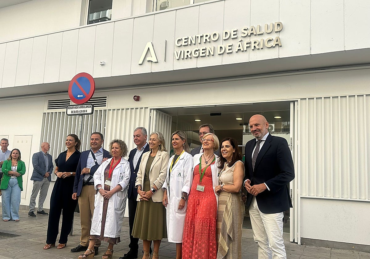 Miembros del centro de salud, junto a representantes municipales