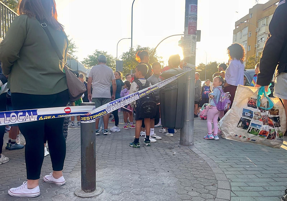 El acceso al CEIP Pablo VI, donde la mujer ha sido arrollada