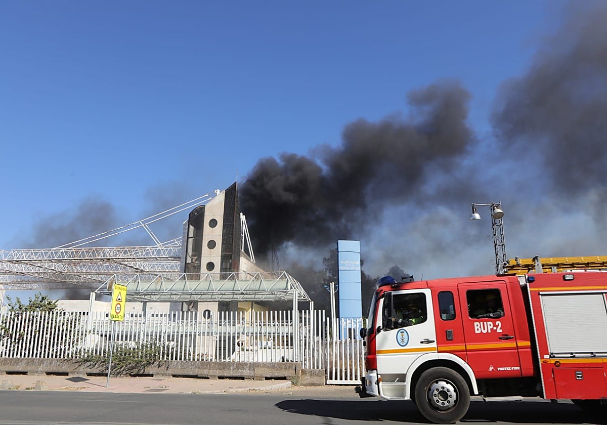 Camión de bomberos ante el incendio del auditorio