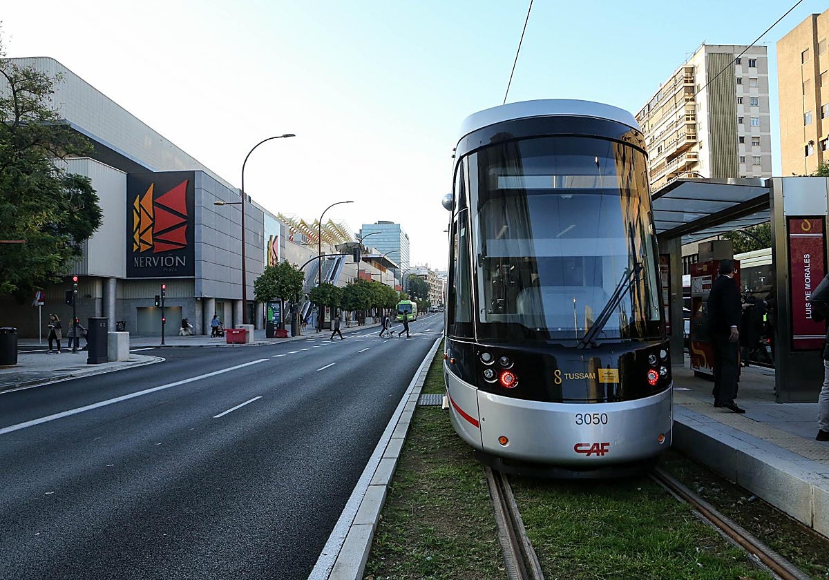Imagen de archivo del tranvía en la parada de Luis de Morales