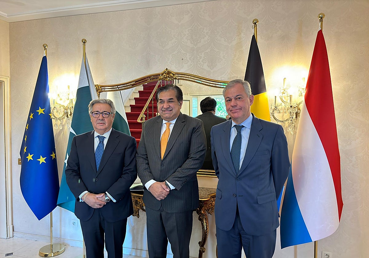 Juan Ignacio Zoido, Rahim Hayat Quereshi y José Luis Sanz en Bruselas