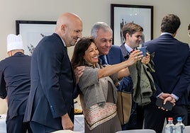 Sanz se reúne con una veintena de sevillanos en Bruselas para crear una 'red de embajadores' de la ciudad en el mundo