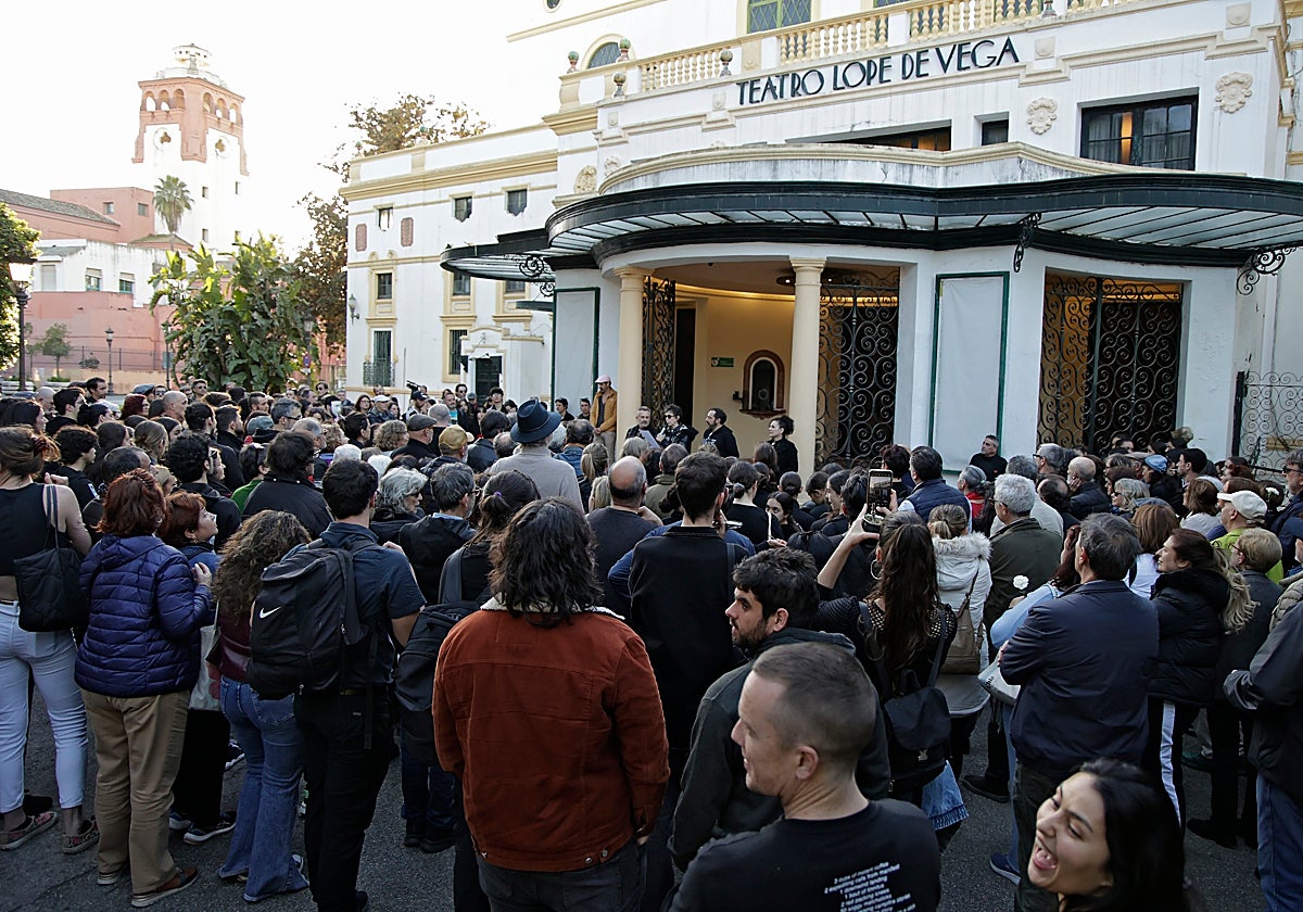Concentración de la plataforma cívica para la recuperación del Teatro Lope de Vega