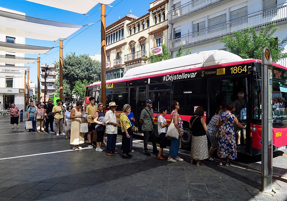 Colas en la parada de la línea 27 de Tussam en la Campana