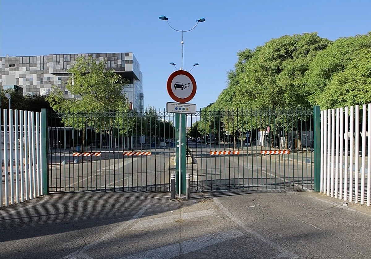 Las puertas del PCT Cartuja cerradas por el partido del Betis
