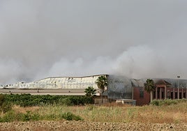 El incendio de la fábrica de Burguillos afecta a un centenar de trabajadores