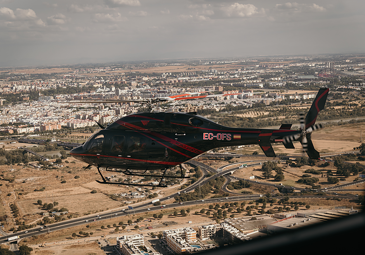 Un helicóptero turístico sobrevolando Sevilla