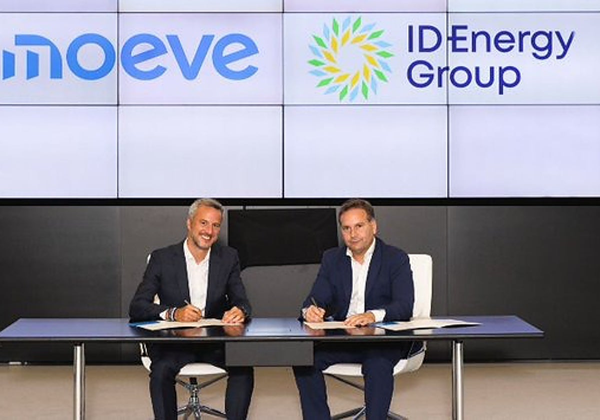 Adrien Souchet y Julio Espadas durante la firma del acuerdo