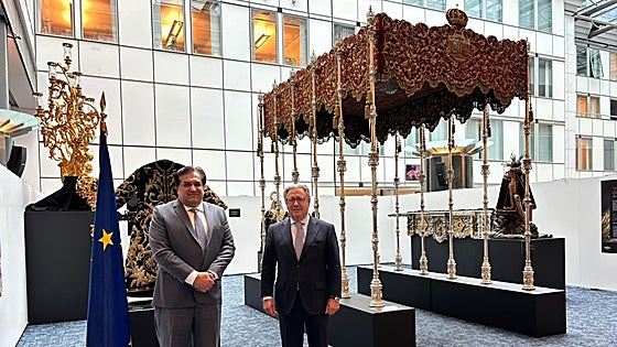 El embajador de Pakistán ante la UE visita la exposición de arte sacro sevillano: «Espero que encontremos una solución muy pronto»