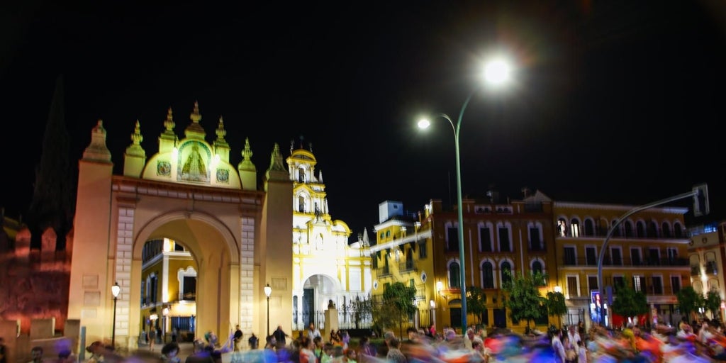 Sevilla encaja el 'superviernes' de eventos con deportividad y sin incidencias