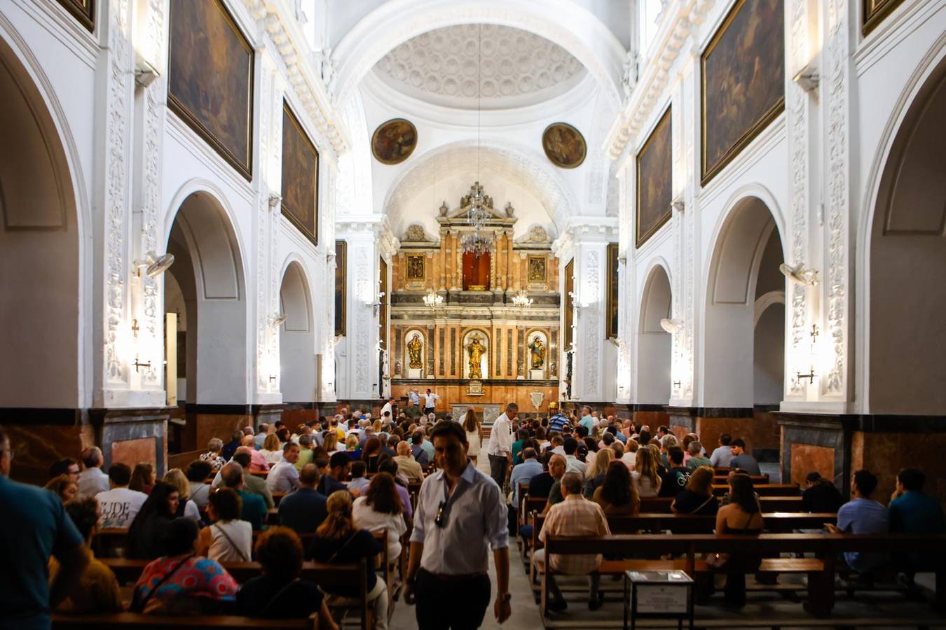 En imágenes, Los Javieres abre la iglesia de los jesuitas a Sevilla