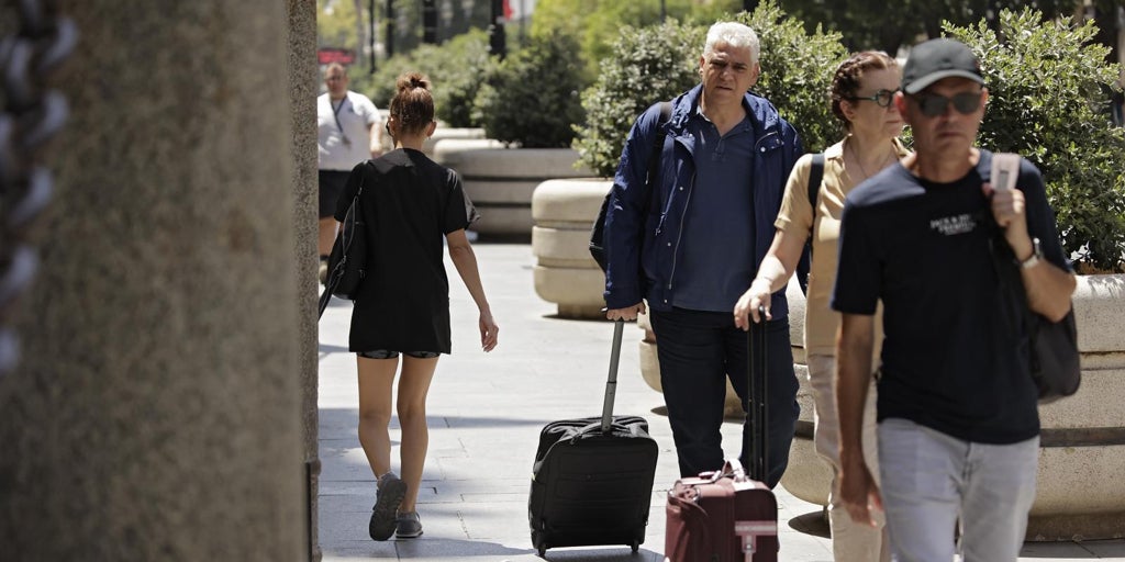 El sector turístico pide la ampliación del aeropuerto de Sevilla y la conexión con Santa Justa