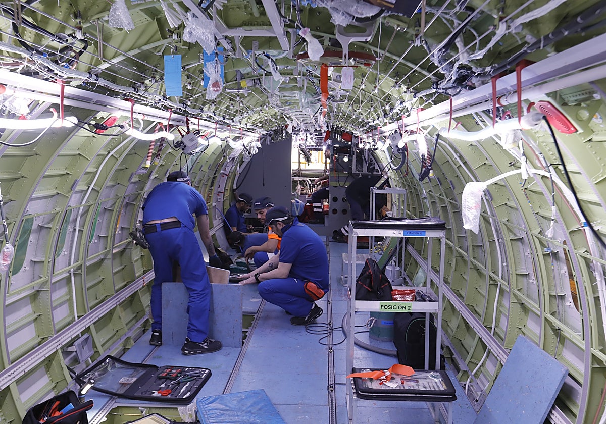 Unos operarios trabajando en el interior del avión C295