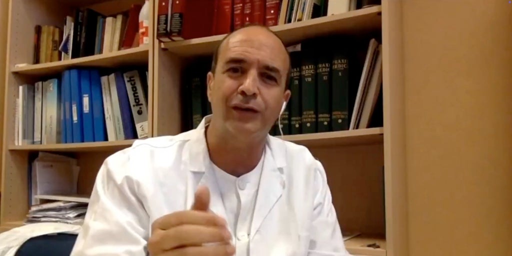 El doctor Luis Castillón explica por qué los mayores de 50 comienzan a ver manchas oscuras y 'moscas' de colores: «El líquido del interior del ojo...»