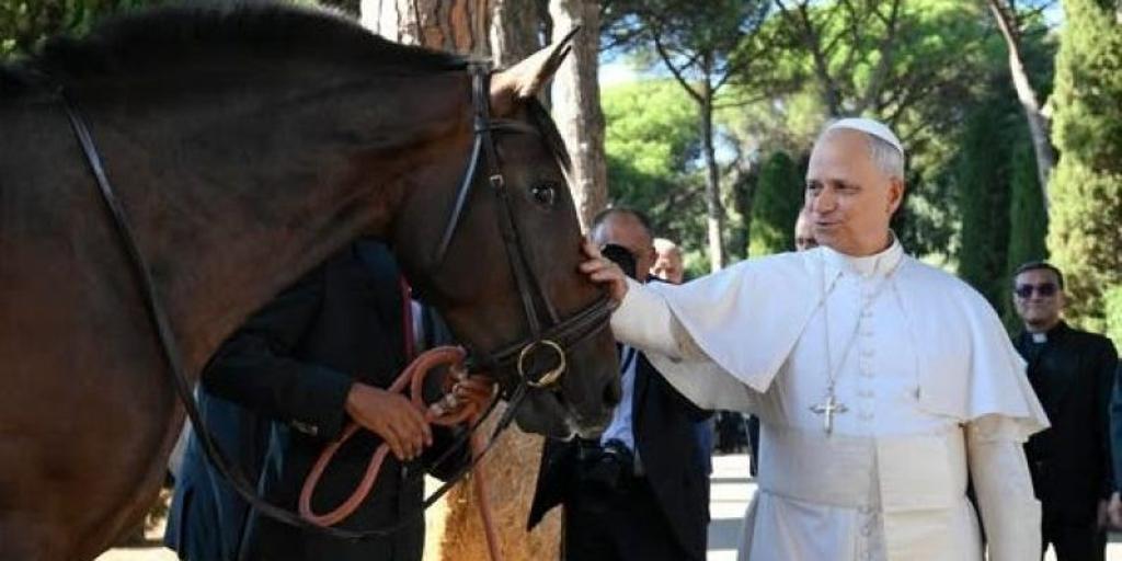 El Vaticano adquiere dos yeguas sevillanas para la granja del palacio de vacaciones del Papa: «Es un orgullo para toda la familia»
