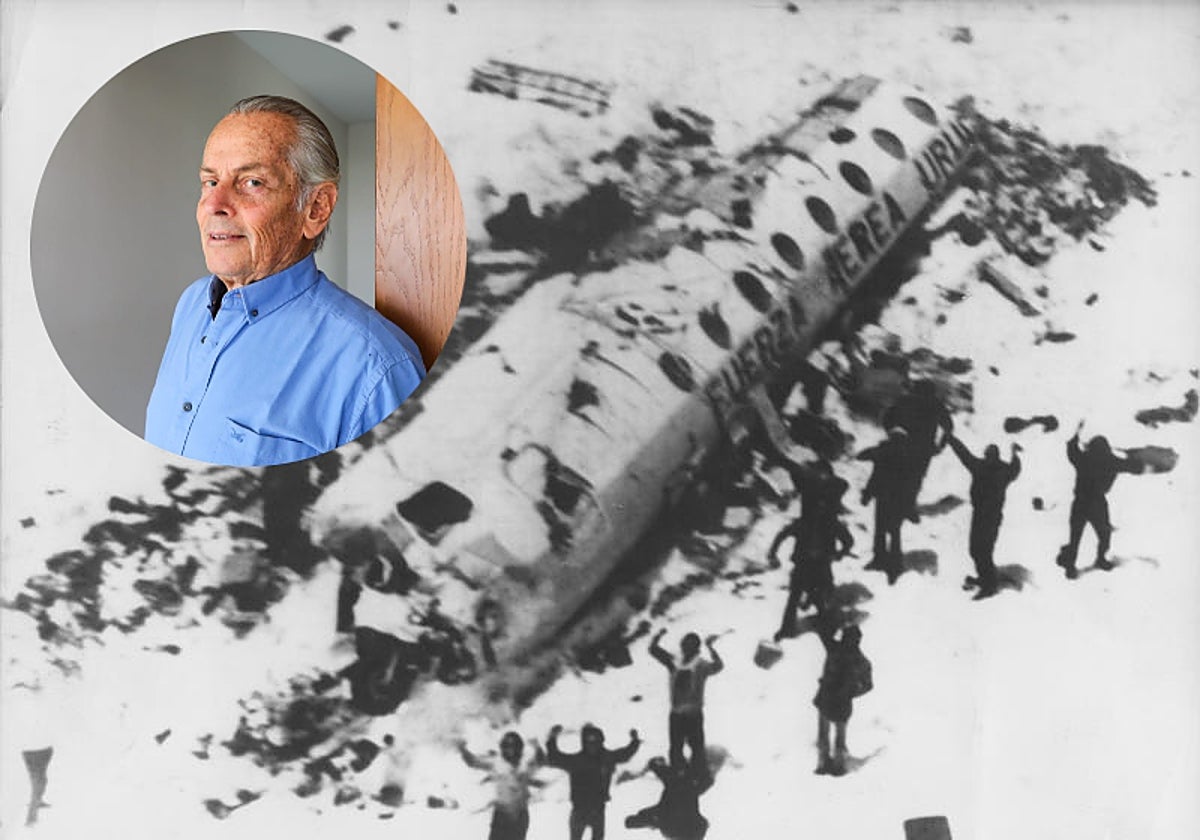 A la izquierda, Eduardo Strauch, superviviente del vuelo accidentado en la cordillera de los Andes en 1972; a la derecha, las personas salvadas el día del rescate