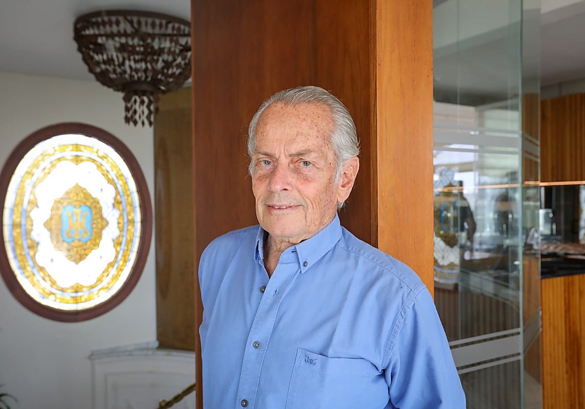 Eduardo Strauch posa en la terraza del hotel Inglaterra de Sevilla tras la entrevista con ABC de Sevilla