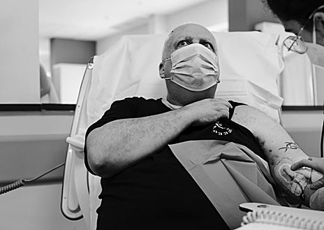 Imagen secundaria 1 - El hecho de que sea una dolencia infrecuente en hombres no ha impedido que Chema García luche por visibilizar la enfermedad