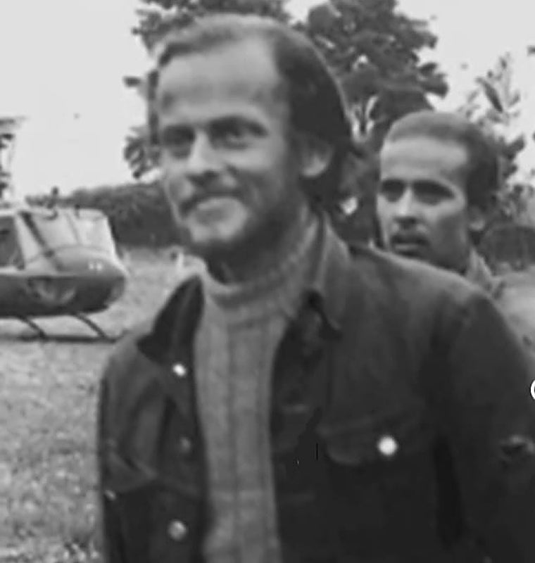 Eduardo Strauch, tras ser rescatado y acudiendo al hospital de San Fernando, en compañía de su primo Daniel Fernández Strauch