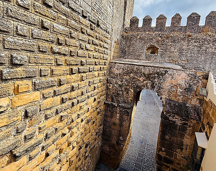 Puerta de Sevilla en Carmona, uno de los accesos monumentales de la ciudad. Según algunos relatos antiguos, las tropas cartaginesas se habrían refugiado tras estas murallas antes de la batalla de Ilipa