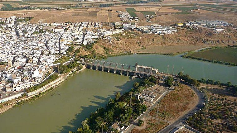 Vista aérea de Alcalá del Río con la curva del Guadalquivir cerca del paraje del Vado de las Estacas, junto a la actual presa. En este meandro sitúan muchos investigadores el escenario principal de la batalla de Ilipa (206 a. C.), donde Escipión derrotó a los ejércitos cartagineses de Asdrúbal Giscón y Magón Barca