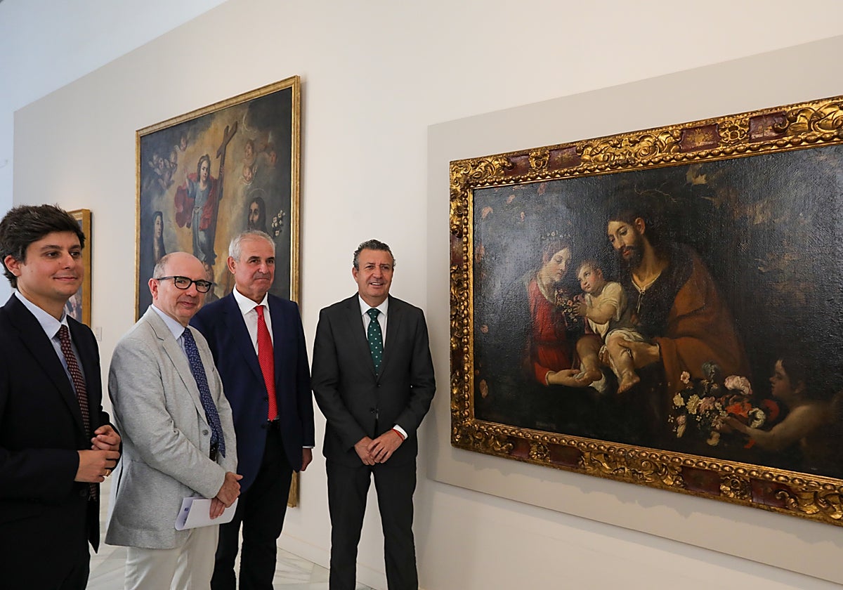 Casimiro Fernández, Benito Navarrete, Isidoro Ramos y Javier Fernández, ante la 'Sagrada Familia' de Juan de Roelas el día que se presentó el congreso en San Luis de los Franceses