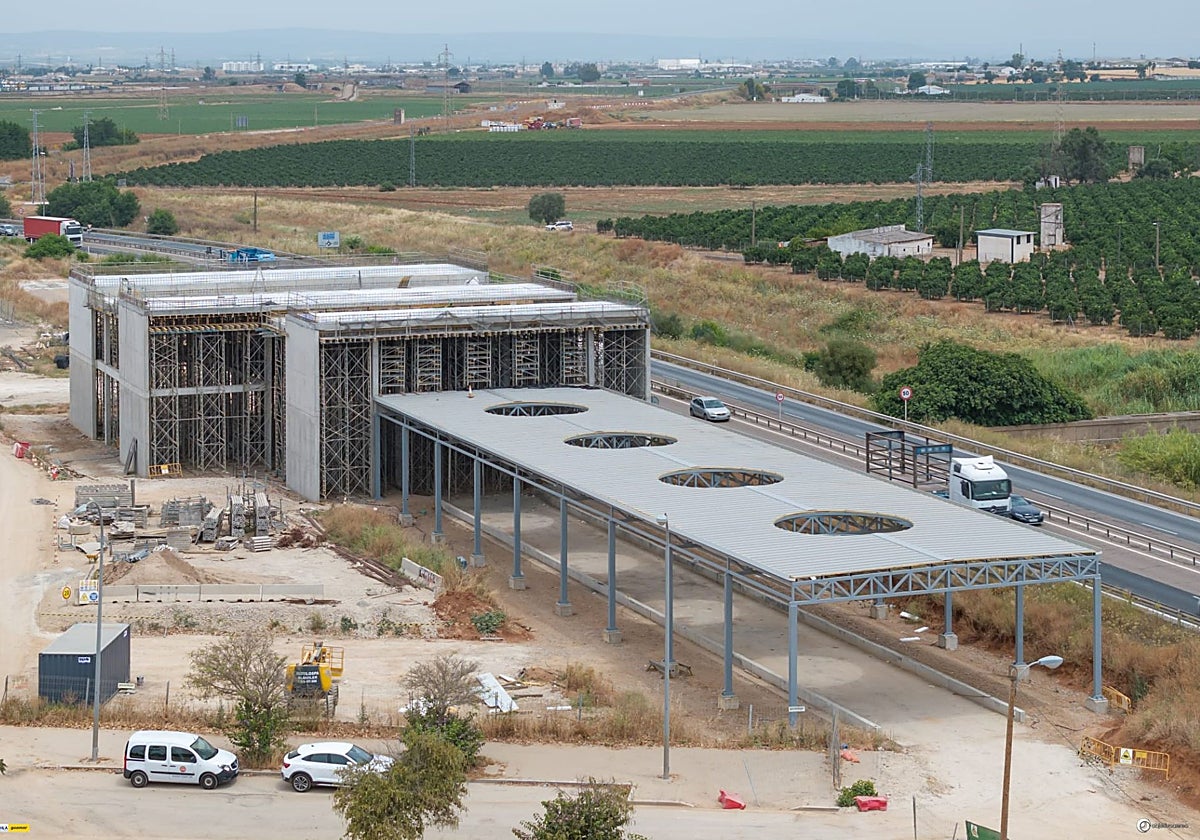 La estación de Pino Montano Norte ya tiene finalizada la estructura exterior