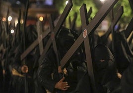 La Madrugada duraría casi 10 horas en carrera oficial si el tiempo de paso aumentara tanto como el número de nazarenos