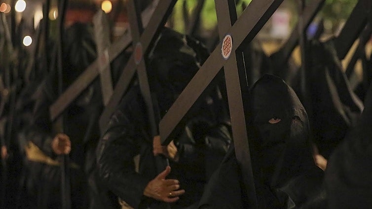 La Madrugada duraría casi 10 horas en carrera oficial si el tiempo de paso aumentara tanto como el número de nazarenos