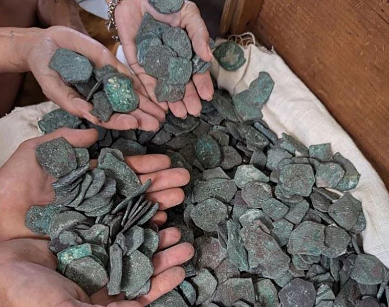 Las monedas de plata, antiguos reales de a ocho del Imperio español, en manos de los buzos implicados en la recuperación