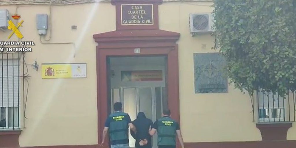 Mata a su madre en Brenes y se entrega en el cuartel de la Guardia Civil